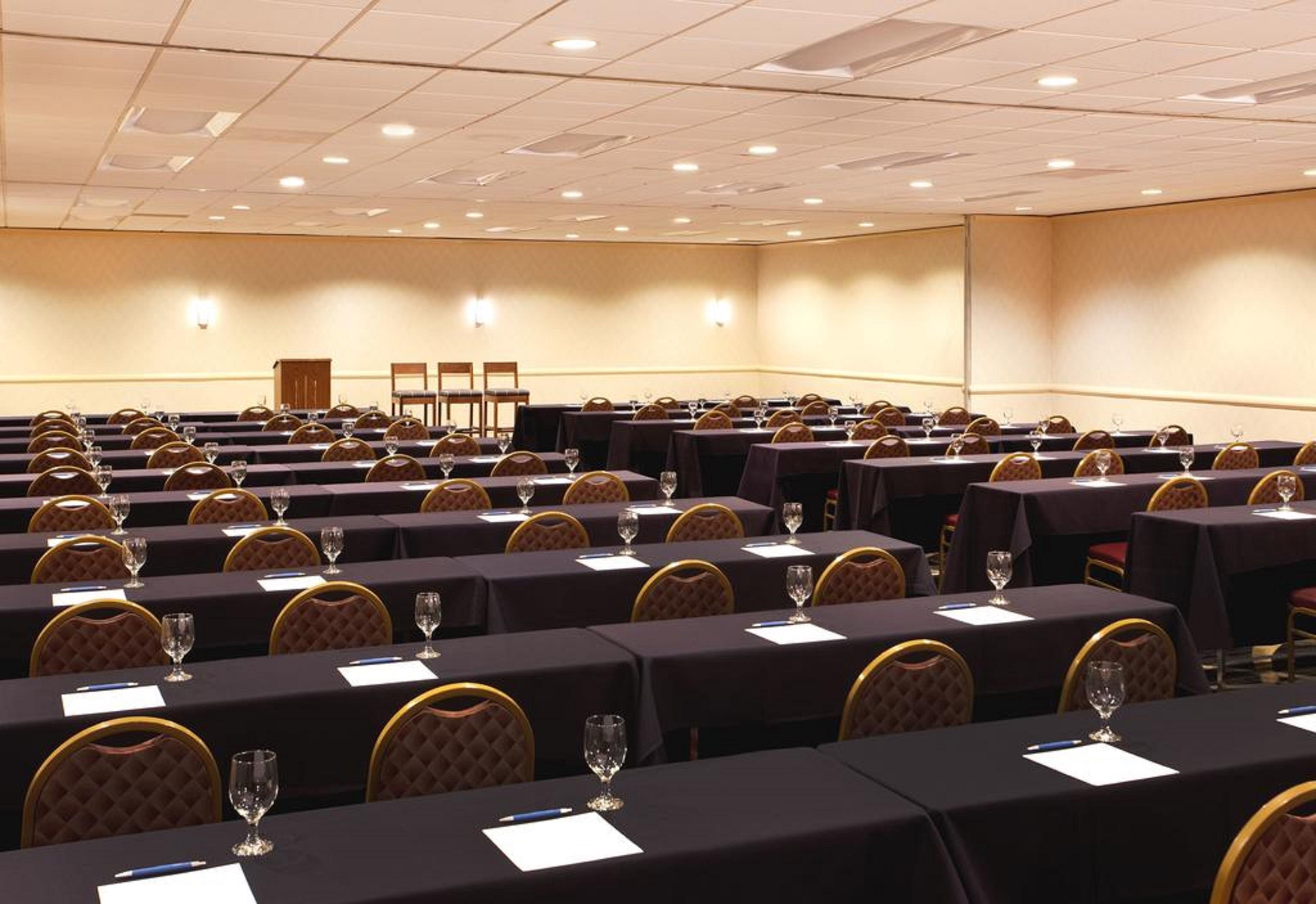 Four Points By Sheraton Cleveland Airport Бизнес снимка